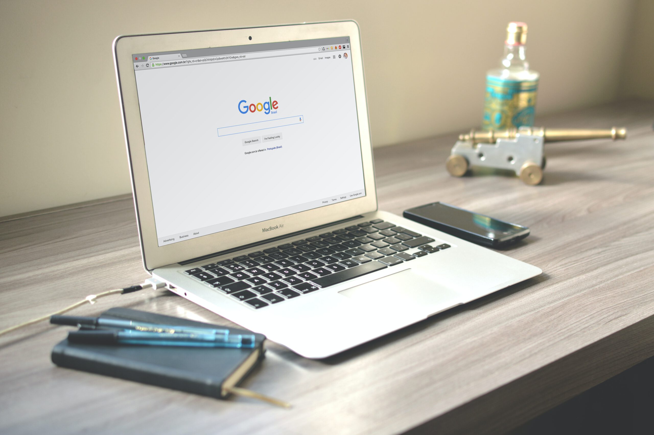 Wyszukiwarka Google otwarta na leżącycm na stole laptopie